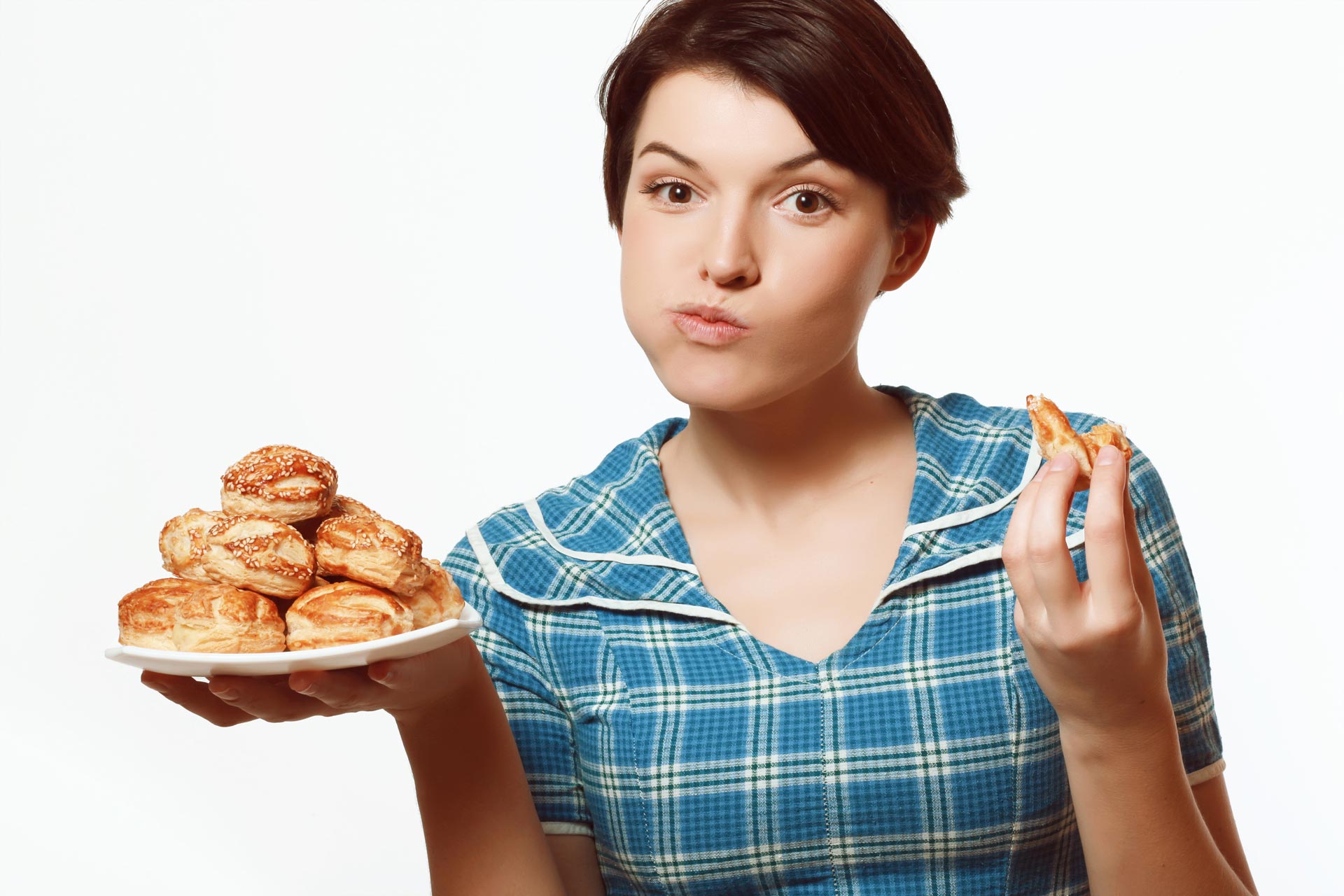 Печеное мамой. Пирожок у девушки. Девушка с пирогом. Женщина с пирожками. Девушка ест пирожок.